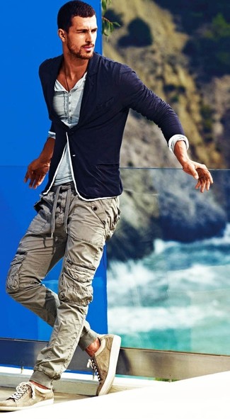 Comment porter un pantalon cargo olive