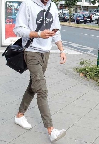 Comment porter un pantalon cargo olive