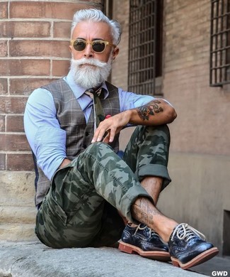 Comment porter un pantalon cargo olive en été après 50 ans