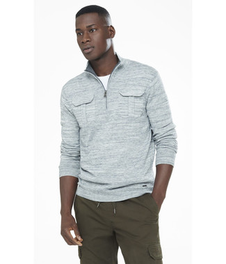 Comment porter un pantalon cargo olive au printemps