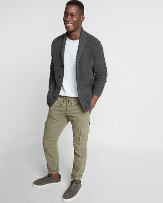 Comment porter un pantalon cargo olive
