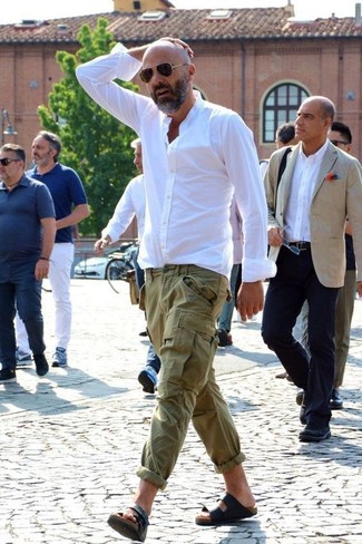 Comment porter un pantalon cargo olive en été