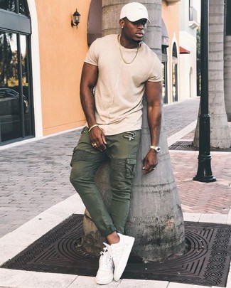 Comment porter un pantalon cargo olive