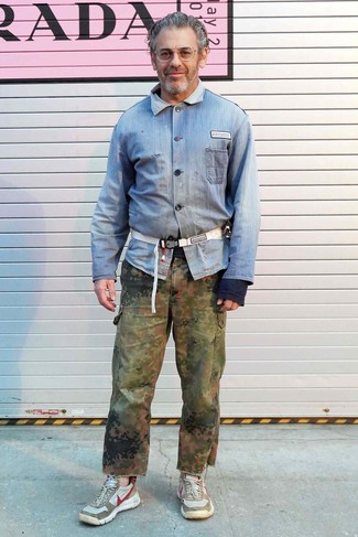 Comment porter un pantalon cargo olive en été après 50 ans