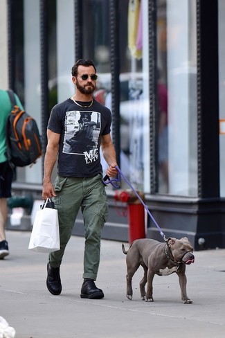 Comment porter un pantalon cargo olive en été
