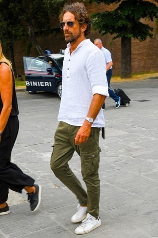 Comment porter un pantalon cargo olive en été