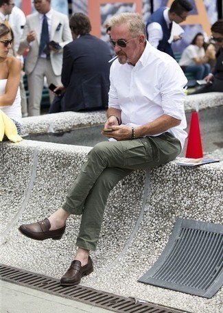 Comment porter un pantalon cargo olive en été