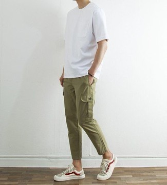 Comment porter un pantalon cargo olive