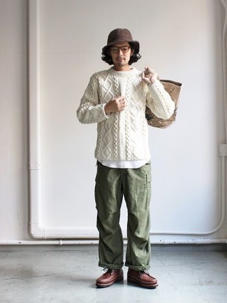 Comment porter un pantalon cargo olive