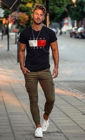 Comment porter un pantalon cargo olive en été
