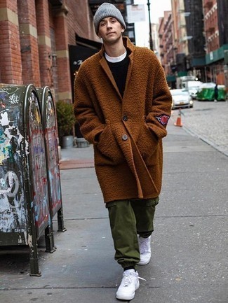 Comment porter un pantalon cargo olive