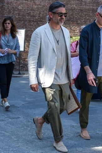 Comment porter un pantalon cargo olive en été après 50 ans