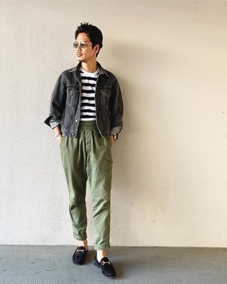 Comment porter un pantalon cargo olive en été