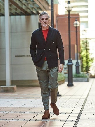 Comment porter un pantalon cargo olive après 50 ans