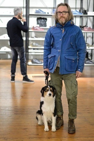 Comment porter un pantalon cargo olive après 50 ans