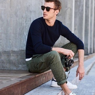 Comment porter un pantalon cargo olive au printemps