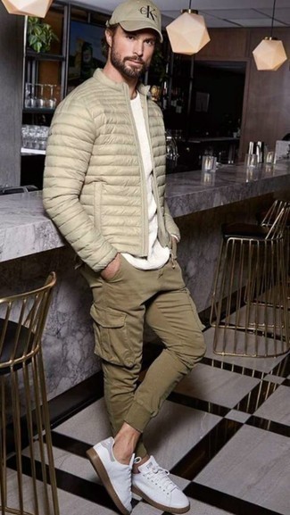 Comment porter un pantalon cargo olive