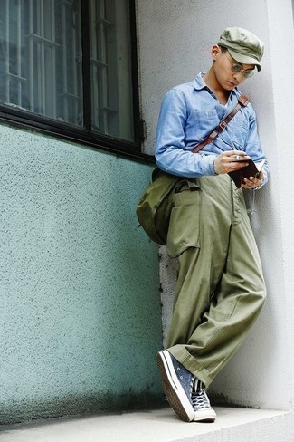 Comment porter un pantalon cargo olive en été