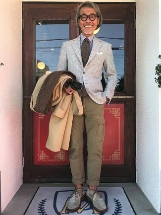Comment porter un pantalon cargo olive après 50 ans
