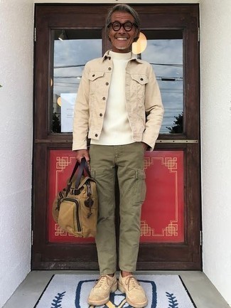Comment porter un pantalon cargo olive après 50 ans