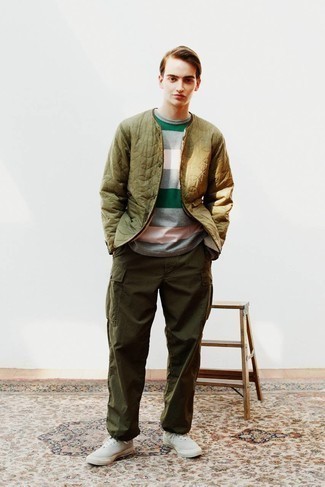 Comment porter un pantalon cargo olive au printemps à l'adolescence