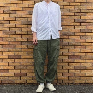 Comment porter un pantalon cargo olive en été