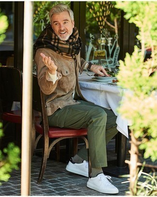 Comment porter un pantalon cargo olive après 50 ans