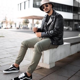 Comment porter un pantalon cargo olive