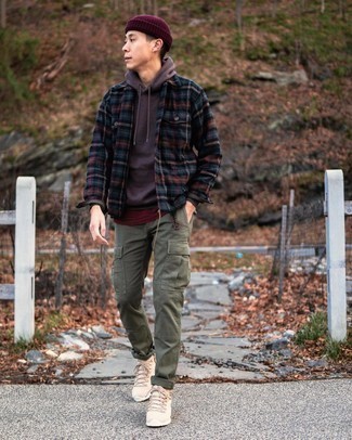 Comment porter un pantalon cargo olive