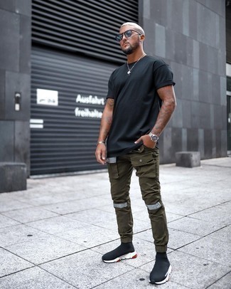 Comment porter un pantalon cargo olive en été