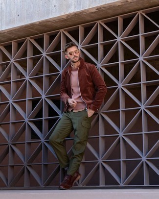 Comment porter un pantalon cargo olive