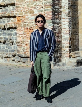 Comment porter un pantalon cargo olive en été