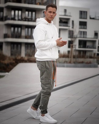 Comment porter un pantalon cargo olive au printemps