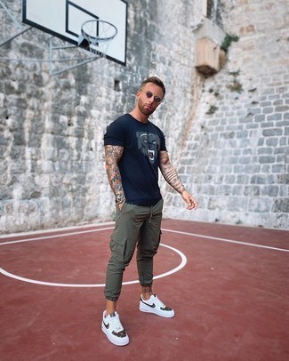 Comment porter un pantalon cargo olive