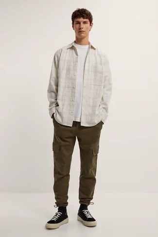 Comment porter un pantalon cargo olive à l'adolescence