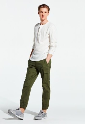 Comment porter un pantalon cargo olive à l'adolescence