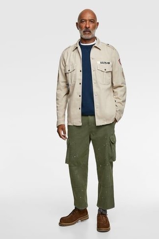 Comment porter un pantalon cargo olive après 50 ans