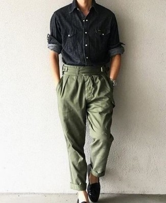 Comment porter un pantalon cargo olive en été