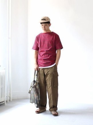 Comment porter un pantalon cargo olive en été