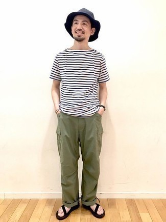 Comment porter un pantalon cargo olive en été