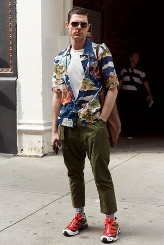 Comment porter un pantalon cargo olive en été