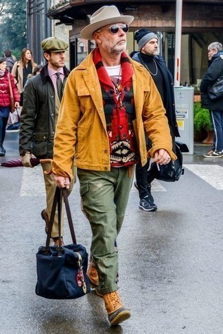 Comment porter un pantalon cargo olive après 50 ans