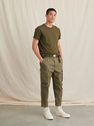 Comment porter un pantalon cargo olive à l'adolescence