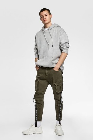 Comment porter un pantalon cargo olive à l'adolescence