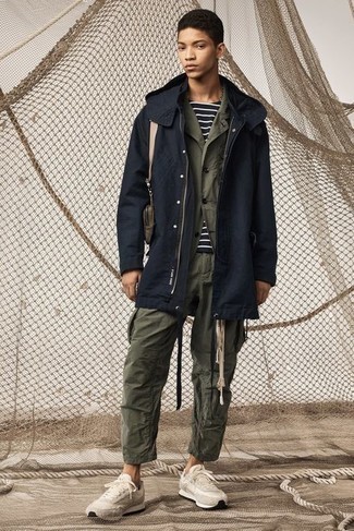 Comment porter un pantalon cargo olive à l'adolescence