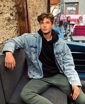 Comment porter un pantalon cargo olive à l'adolescence