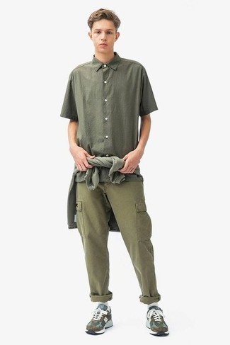 Comment porter un pantalon cargo olive en été