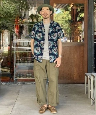 Comment porter un pantalon cargo olive en été