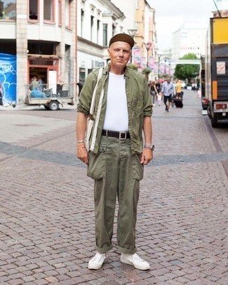 Comment porter un pantalon cargo olive en été après 60 ans