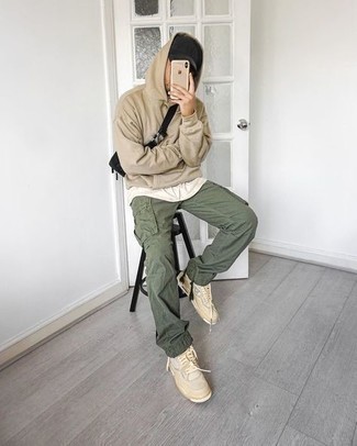 Comment porter un pantalon cargo olive au printemps